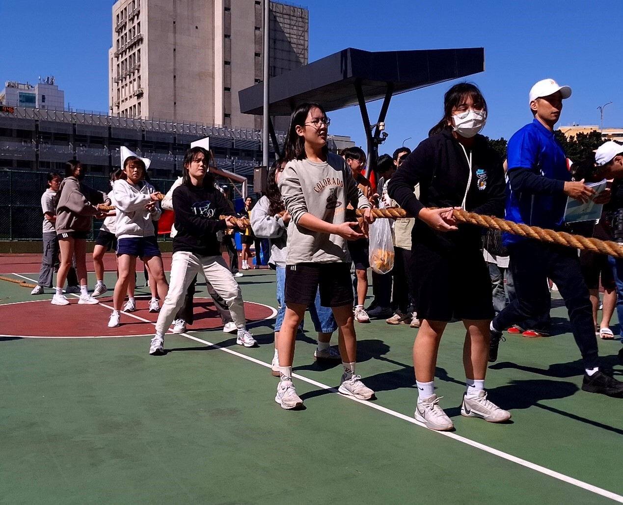 運動大會的第一個比賽項目女子拔河冠亞軍賽