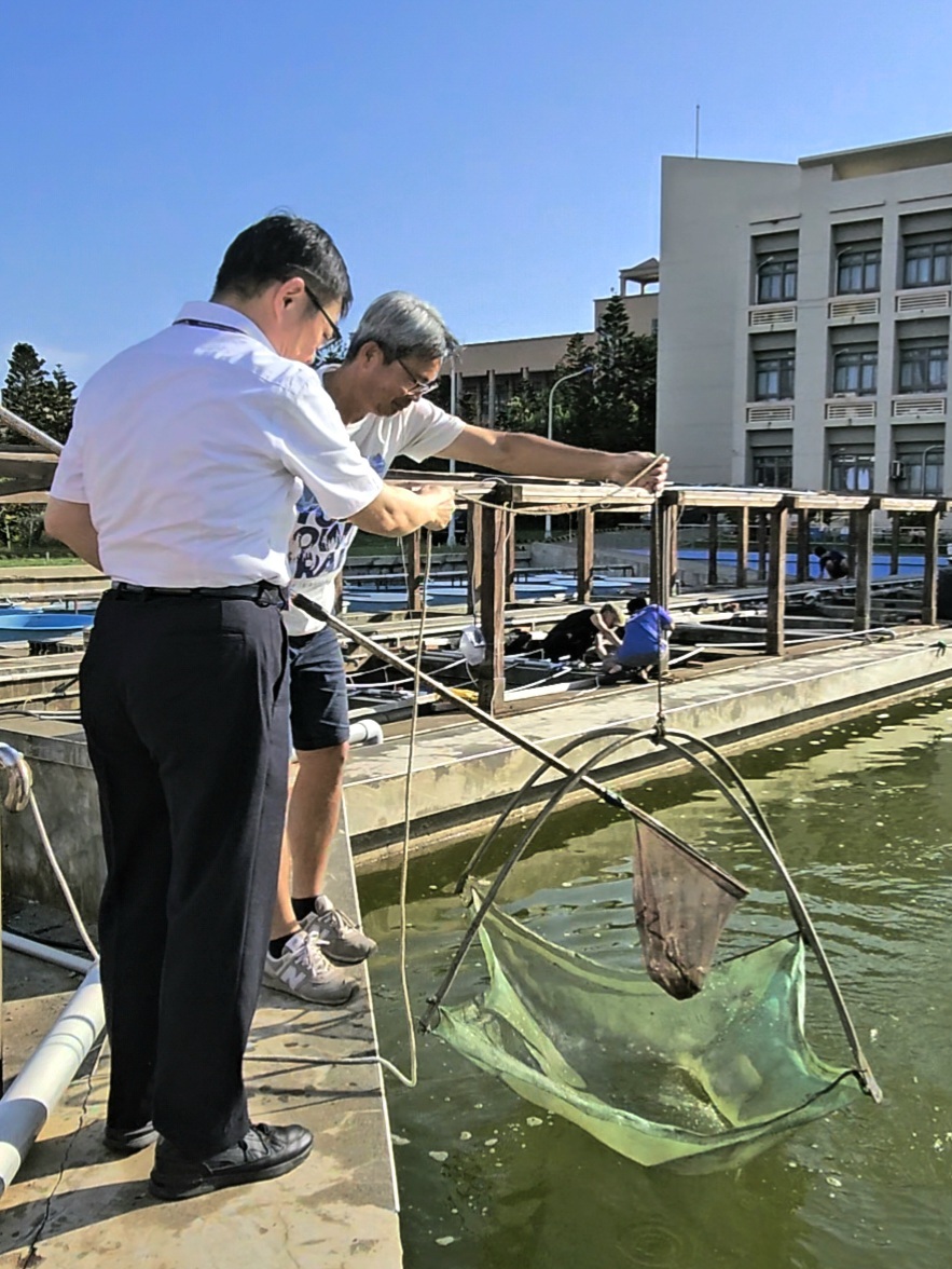 顏家鈺校長參訪室外白蝦養殖場，深入了解澎科大運用生物科技及人工智慧，發展創新傳統養殖技術。