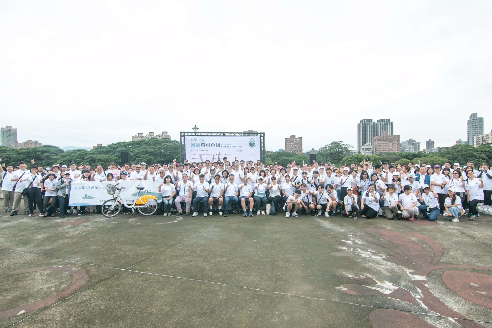 300多位師生騎單車從三校校區出發在古亭河濱公園集結。臺師大提供