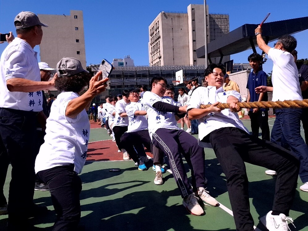 男子拔河冠亞軍賽象徵團結一心的體育精神