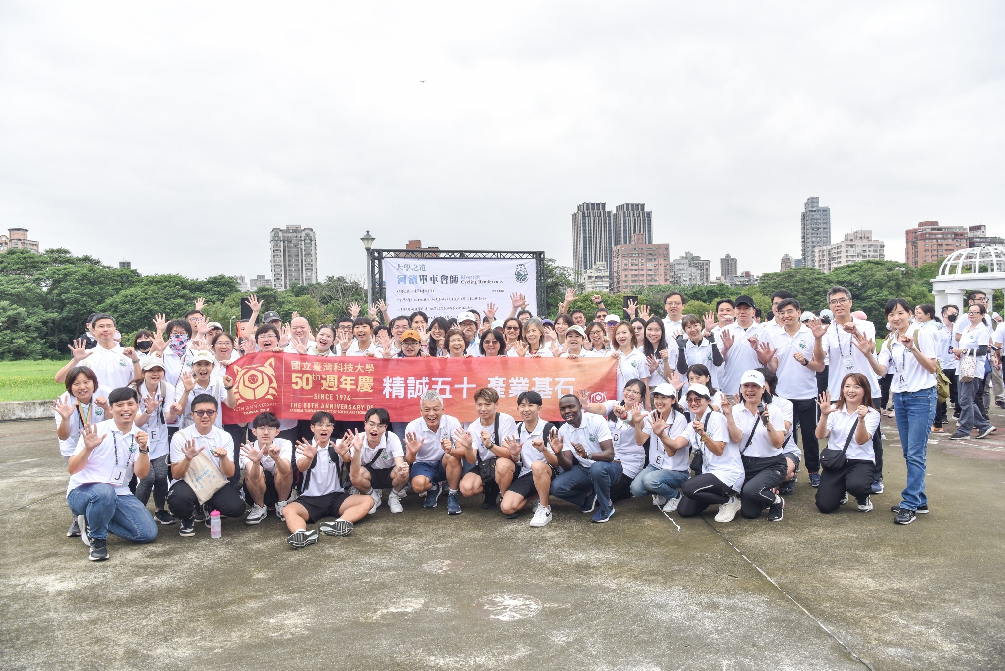 臺科大單車隊在古亭河濱公園合影留念。臺師大提供