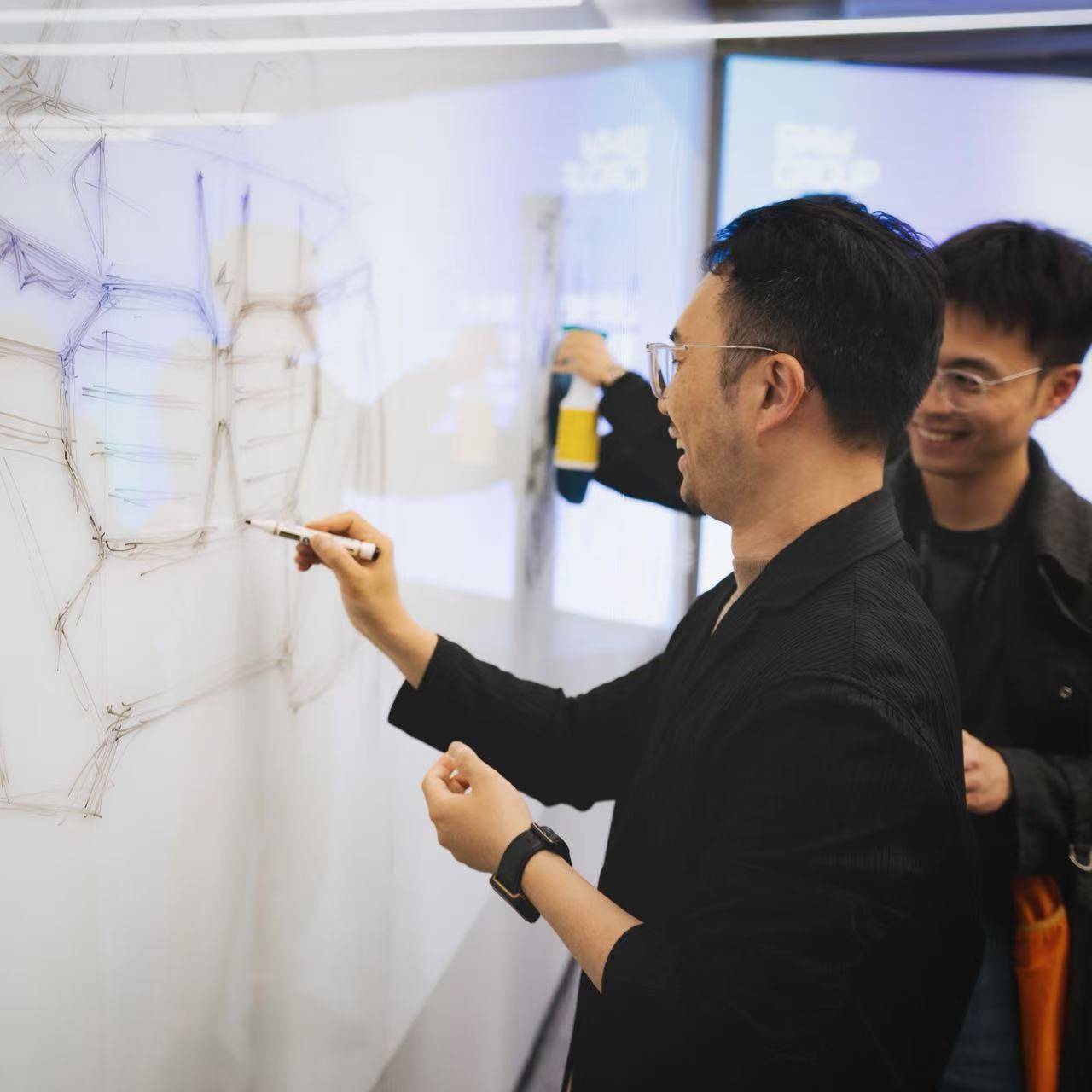 Boson自2017年開始擔任寶馬集團 Designworks 上海設計工作室汽車設計創意總監，負責掌握設計方向、構想指導、品質把關、市場洞察、整合資源，以及作為寶馬總部、客戶及團隊的溝通橋樑。