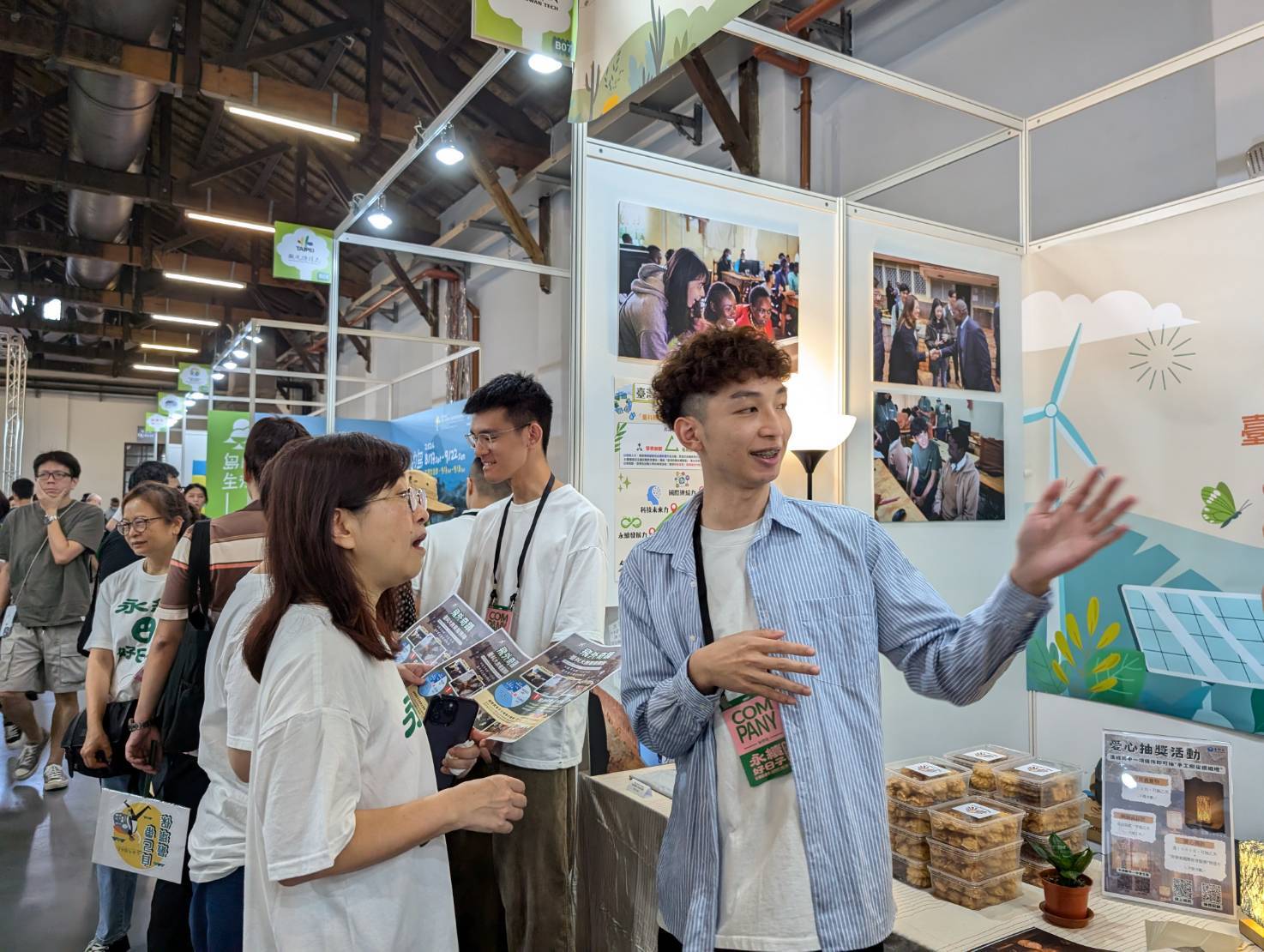 臺科大學生(右)與台北市副市長林奕華(左)介紹臺科大在培育人才及永續教育的推廣成果。