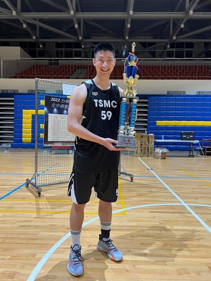 耿少宏服務於台積電。圖為帶領台積電榮獲北中南交流賽冠軍。